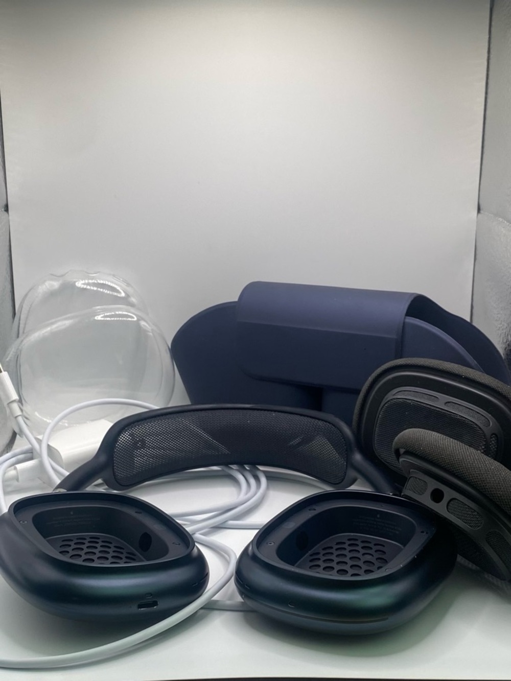 Apple Airpods Max Midnight USBC Port With Case and Charger